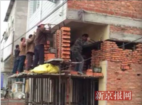 倒塌前工人正在对房屋进行抬高工作。图片由村民杨先生和刘女士提供
