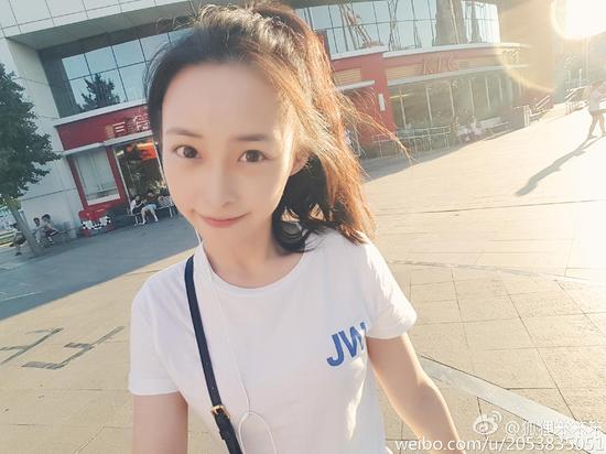 美女主播狐狸畅游新加坡 微博晒照颜值爆表_雷