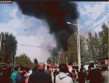 今天上午，郑州市中牟县九龙镇八里湾村一工厂厂房着火，现场可以看到有大量浓烟冒出。据附近村民称，当时听到有爆炸声。目前，消防官兵已经赶到现场。