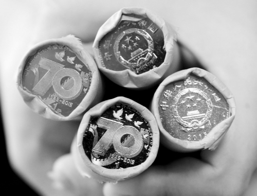 面值1元的抗战胜利70周年普通纪念币，短短几天身价涨到了8—10元；发行价5000元的抗战胜利70周年金银币套装，市场上卖到了8500元，且一币难求。