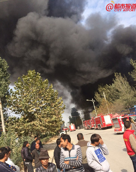 今天上午，鄭州市中牟縣九龍鎮八里灣村一工廠廠房著火，現場可以看到有大量濃煙冒出。據附近村民稱，當時聽到有爆炸聲。目前，消防官兵已經趕到現場。