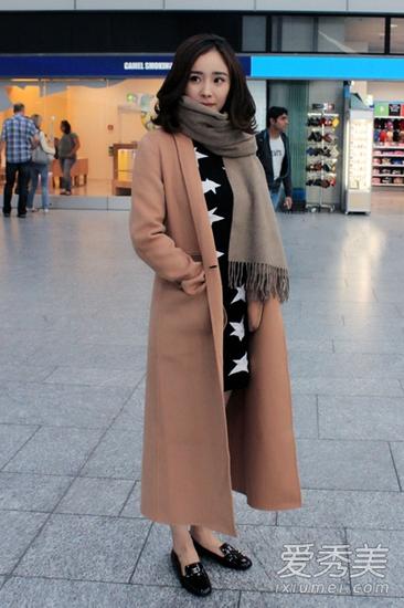 杨幂秋冬穿搭小心机 围巾时髦保暖两不误|围巾