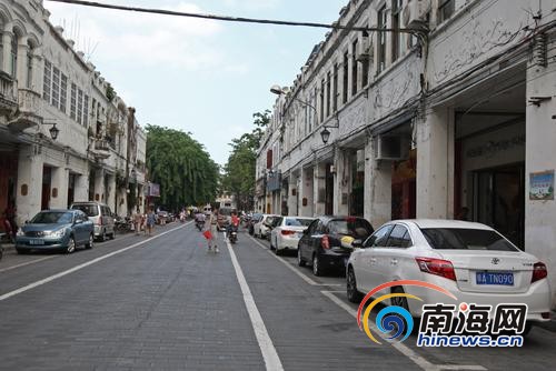 新华北路沿街商铺门前电动车停放有序。南国都市报记者王天宇摄