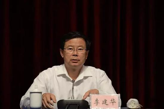 ▲李建华，1954年9月出生，是河北故城人，当选为中央委员时，他正担任国家行政学院党委书记、副院长一职，在2013年3月，他开始担任宁夏回族自治区党委书记。