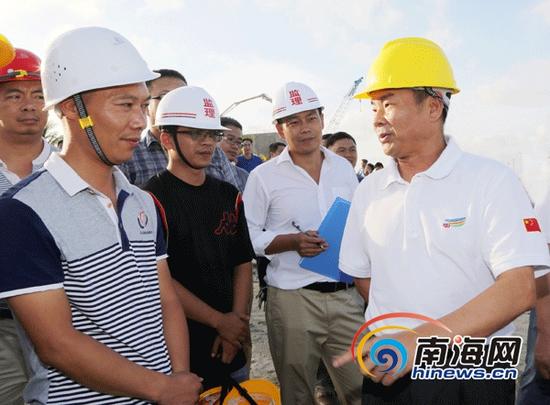 10月27日，三沙市委书记、市长肖杰率民生工作专题调研组在文昌清澜码头调研。通讯员周晓刚摄