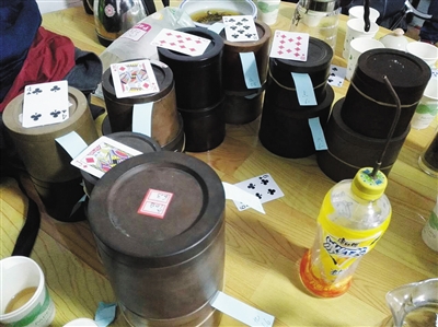 警方缴获蛐蛐20余只，现场还摆放着饲料盒等物品。