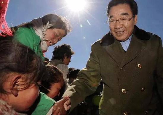 ▲张庆黎2005年11月~2011年8月历任西藏自治区党委代理书记、书记、第一书记。