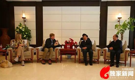 应国家主席习近平邀请,荷兰国王威廉-亚历山大自10月25日起对我国进行正式友好访问。