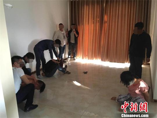 民警抓獲部分犯罪嫌疑人 邵峰 攝