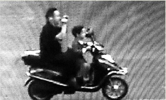 一7岁男童在义乌开电动车飞奔 后面还载着老爸