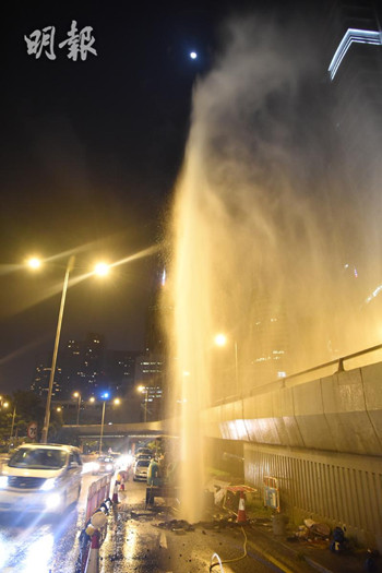 夏悫道爆水管喷出5层楼高水柱。(香港《明报》网站/蔡方山 摄)