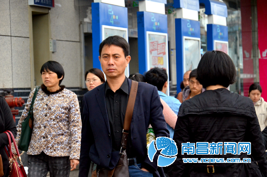 “一夜入冬”市民急忙添衣