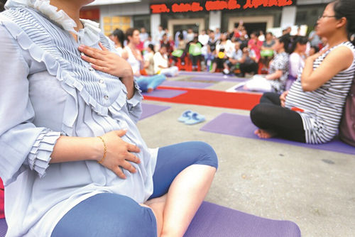 图为：高龄女性生二孩需慎重