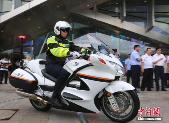 10月10日，海南三亚，中国国内首支旅游警察队伍——三亚市公安局旅游警察支队在三亚市民游客中心正式挂牌成立。图为三亚旅游警察。 中新社记者 尹海明 摄