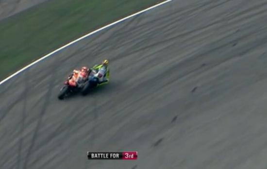 罗西在MotoGP比赛中出脚踢倒对手1