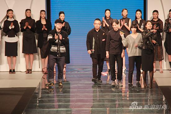 新浪时尚:刚看过依思Q时尚女鞋发布,有些什么感受?有没有哪款鞋是自己特别喜欢的? 张佳宁:鞋子都特别美,很多设计都让我非常心动。因为我本身平时是不太爱穿高跟鞋的类型,所以有一款黑色平底鞋我非常喜欢。 新浪时尚:你自己平时的穿衣风格是什么样的? 张佳宁:主要是以舒适为主,我不是那种可以为了风度而不要温度的人,一定要穿得够暖够舒服才行。所以我今天也是选择了一双来自依思Q品牌的白色平底鞋,搭配这身休闲运动风装扮。 新浪时尚:刚看了T台上这么多的美鞋,自己会不会也蠢蠢欲动,有想要设计一款鞋履的