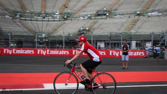 莱科宁在墨西哥赛道骑自行车