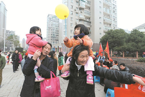 图为：生育两个孩子考验的不仅是家庭经济条件