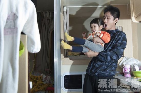 10月30日，长沙，朱春燮和女儿小恩在房车中玩耍。图/潇湘晨报记者陈韵骄