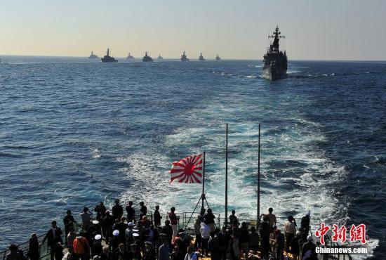 三年一度的日本自卫队海上“观舰式”10月18日在相模湾举行，当天的这个大规模海上阅兵活动堪称精锐尽出，刻意展示日本包括最新装备在内的海上军事实力。王健 摄