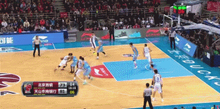 动图-方硕躲大魔王封盖拉杆上篮 周琦神行2 1_cba_新浪竞技风暴_新浪