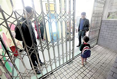 大黑狗被击毙后,小朋友进入幼儿园大门,恢复上课