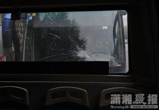 10月30日，桔园小区旁146路公交车总站，一辆后窗玻璃被砸坏的146路公交车尚未恢复运营。图/记者陈韵骄