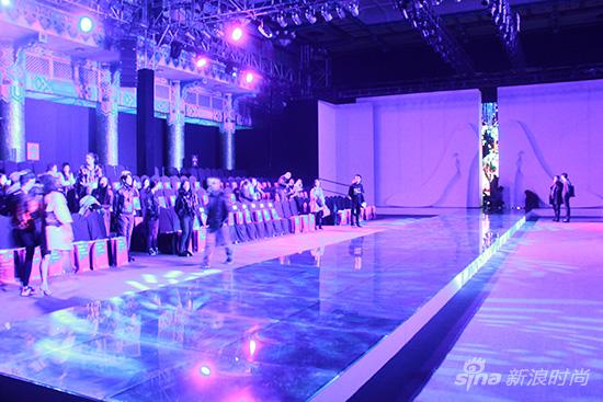 依思Q时尚女鞋2016春夏:穿水晶鞋的新时代Ci