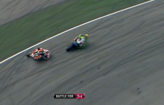罗西在MotoGP比赛中出脚踢倒对手2
