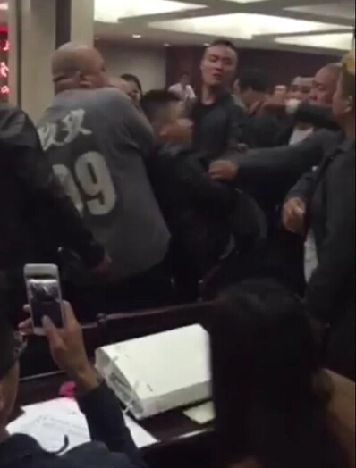 视频:湖州9999 车牌 99万 天价 拍卖 引发斗殴  致4