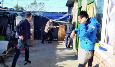 救人遇阻,一名家属捡起一把锅铲要求传销头目放人 摄/记者 董振杰