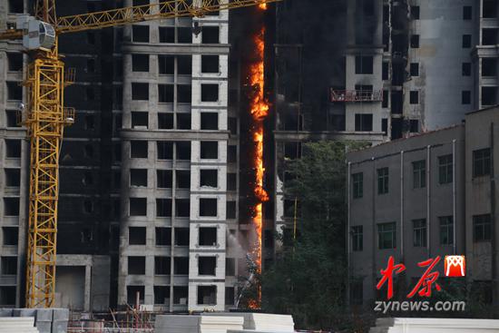  郑州 在建 楼盘着火  火苗从1层烧到34层(图)_新