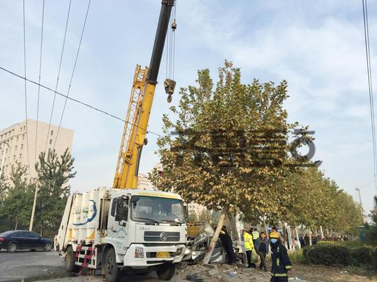 滨州垃圾车压扁小轿车，一人死亡两人轻伤。（齐鲁壹点 记者 谭正正）