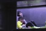 10月31日，长沙万博汇小区一电梯冲顶。业主视频显示，母女二人在电梯内等待救援（小图），随后被送医（大图）。图/记者陈正 
