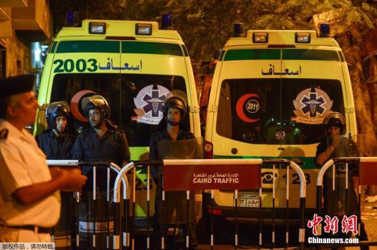    当地时间2015年10月31日，救护车将遇难者遗体运抵埃及首都开罗。一架从埃及沙姆沙伊赫飞往俄罗斯圣彼得堡的俄罗斯客机31日清晨起飞后不久坠毁于埃及西奈半岛阿里什地区南部的哈桑纳山区。机上共有217名乘客和7名机组人员，乘客多为俄罗斯游客。 