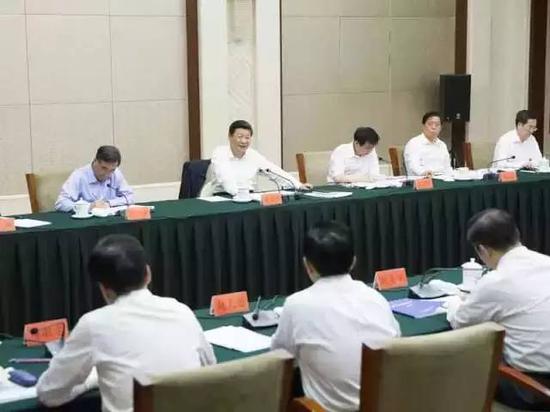 图为：2015年6月18日，习近平在贵州召开部分省区市党委主要负责同志座谈会。