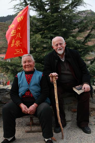 德国北莱茵州议员,德国伯尔基金会负责人、著名摄影师伯恩哈德·沃恩· 格林贝格(Bernhard Von Gruenberg)与中国老太太的“跨国恋情”