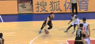 动图-睢冉突破分球 陶汉林力压广东球员扣篮_cba_新浪
