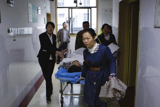 10月31日，长沙万博汇小区一电梯冲顶。业主视频显示，母女二人在电梯内等待救援（小图），随后被送医（大图）。图/记者陈正