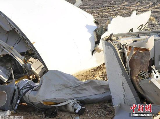 当地时间2015年10月31日，在埃及坠毁的俄罗斯客机残骸散落在西奈半岛的沙漠之中，机体已经四分五裂。
