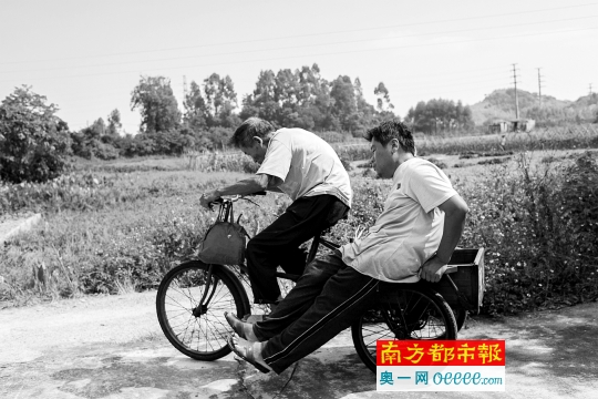 75岁的赵仲均被患有精神病的儿子暴打后,骑上三轮车带他去大排档打牙祭。