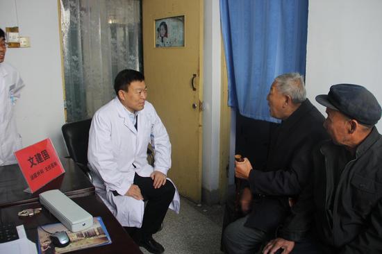 鄭州大學第一附屬醫(yī)院文建國副院長在睢縣人民醫(yī)院進行義診