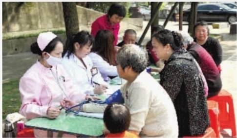 在省妇联和社区联合建设的雨花区大塘社区居家养老服务中心内，医务人员在为社区老人义务检查身体。   记者  谷一均 摄