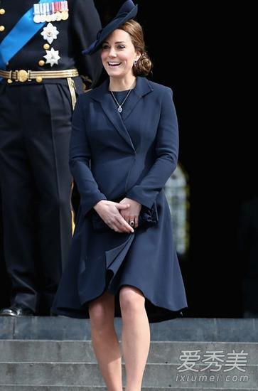 凯特王妃穿深蓝色大衣