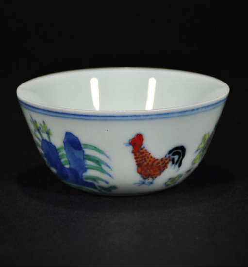 　　大明成化斗彩鸡缸杯 高3.6cm， 直径8.1cm，拍品编号：126 落槌价格：850 美元 拍卖行：Baoyi US Auction Inc