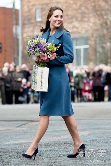 凯特王妃穿蓝色大衣