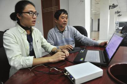 10月28日,四川师范大学语言学教授、博士生导师周及徐用他的“电子声门仪”记录方言语音。