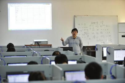 10月28日,四川师范大学,周及徐给硕士生上课。