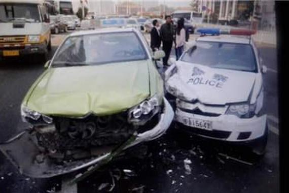 一警车失控致7车相撞 出租车受损严重