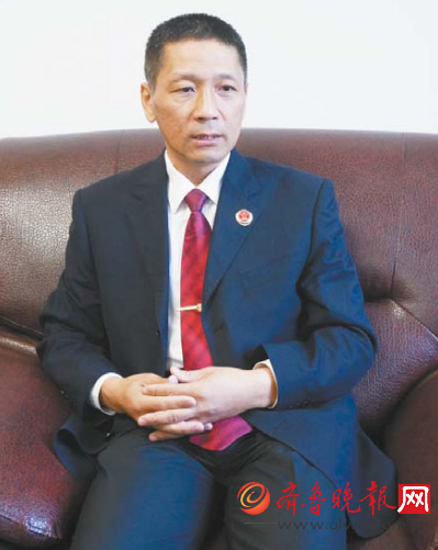 黄平亮身患癌症, 仍坚守在工作岗位上。